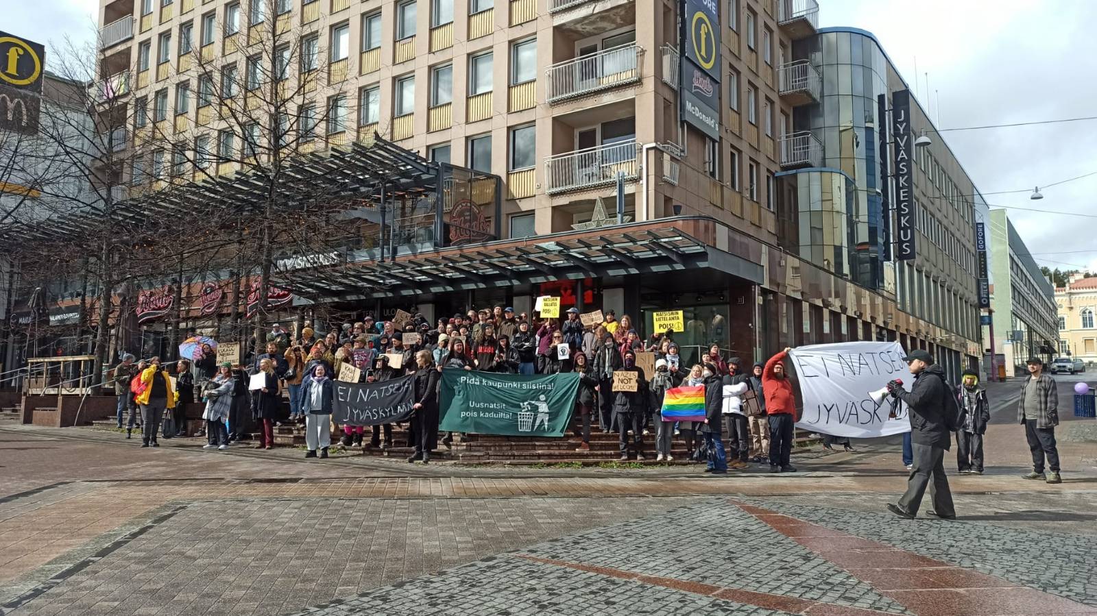 Natsien vastainen mielenosoitus Jyväskylän keskustassa.